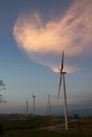 wind turbines Bij zonsondergang met een mooi lucht in de achtergrond. de concept van hernieuwbaar energie. foto