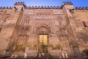 de moskee kathedraal in Cordoba, Spanje. buitenkant muur met Super goed deur - beroemd mijlpaal in Andalusië foto