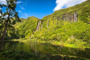 Azoren landschap in Flores Island. watervallen in pozo da alagoinha. Portugal foto