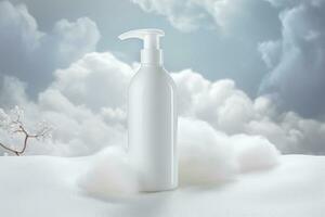 mockup van elegant lotion pomp fles Aan de achtergrond van helder wolken foto