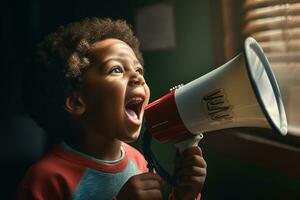 een Afrikaanse Amerikaans kind sprekend met een megafoon foto