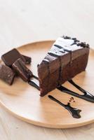 chocoladetaart op houten plaat foto