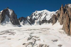 massief de maand blanc Aan de grens van Frankrijk en Italië. in de voorgrond de ijs veld- en spleten van de vallei blanche foto