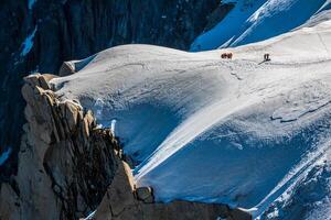 de visie van aiguille du midi gedurende acclimatisatie en beklimmen Aan maand blanc foto