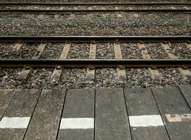 de dubbele spoorweg lijn langs de tijdelijk platform. foto