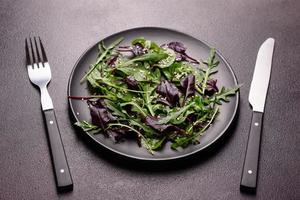 gezonde voeding, salademix met rucola, spinazie, stierenbloed