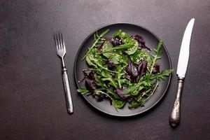 gezonde voeding, salademix met rucola, spinazie, stierenbloed