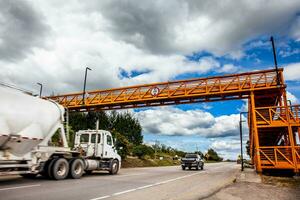 voetganger brug over- een hoge snelheid weg met zwaar verkeer. weg veiligheid concept. foto