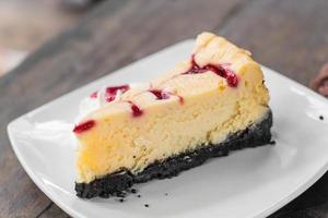 frambozen cheesecake met slagroom foto