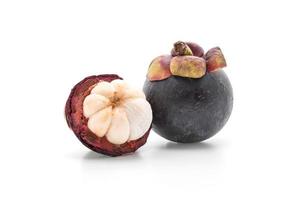 verse mangosteen op witte achtergrond foto