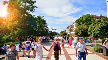 swinoujscie, Polen. 15 augustus 2023. de populair strand promenade Aan de Pools Baltisch zee kust. toeristen wandelen langs de promenade. foto