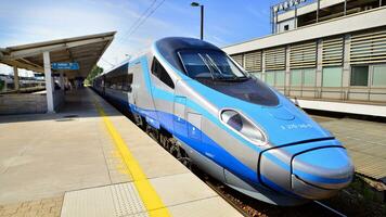 Warschau, Polen. 5 september 2023. pkp intercity Pools trein slapen auto Bij station platform in afwachting vertrek in laat middag. pkp intercity pendolino trein. foto