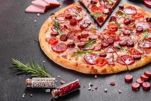 pepperoni pizza met mozzarella kaas, salami en ham