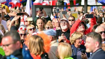 Warschau, Polen. 1 oktober 2023. maart van een miljoen harten. honderden van duizenden maart in anti-regering protest naar tonen ondersteuning voor democratie. de spontaan reactie van mensen. foto