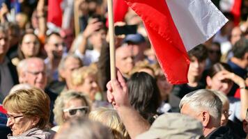 Warschau, Polen. 1 oktober 2023. maart van een miljoen harten. honderden van duizenden maart in anti-regering protest naar tonen ondersteuning voor democratie. de spontaan reactie van mensen. foto