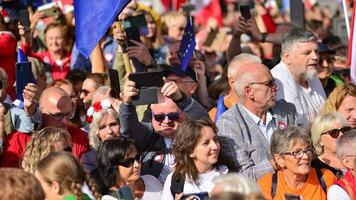 Warschau, Polen. 1 oktober 2023. maart van een miljoen harten. honderden van duizenden maart in anti-regering protest naar tonen ondersteuning voor democratie. de spontaan reactie van mensen. foto