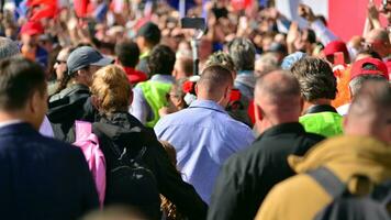 Warschau, Polen. 1 oktober 2023. maart van een miljoen harten. honderden van duizenden maart in anti-regering protest naar tonen ondersteuning voor democratie. de spontaan reactie van mensen. foto