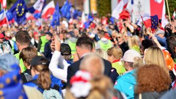 Warschau, Polen. 1 oktober 2023. maart van een miljoen harten. honderden van duizenden maart in anti-regering protest naar tonen ondersteuning voor democratie. de spontaan reactie van mensen. foto