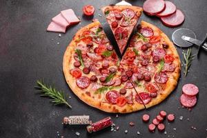 pepperoni pizza met mozzarella kaas, salami en ham