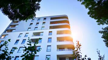 modern appartement gebouw en groen bomen. ecologisch behuizing architectuur. foto