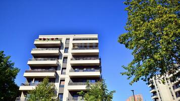 modern appartement gebouw en groen bomen. ecologisch behuizing architectuur. foto