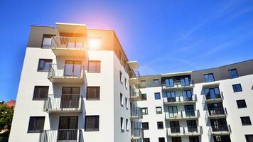 modern appartement gebouw in een woon- gebouw foto