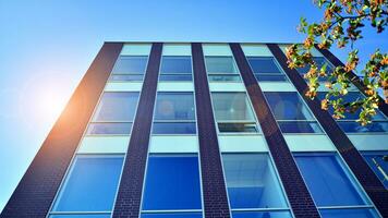 architectuur details. modern glas gebouw facade in zonnig dag. bedrijf achtergrond. foto