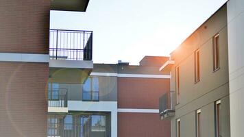 merk nieuw appartement gebouw Aan zonnig dag. modern woon- architectuur. modern multi-familie appartement huis. foto