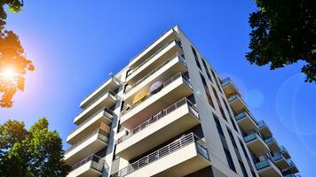 modern appartement gebouw en groen bomen. ecologisch behuizing architectuur. foto