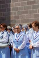 puebla, Mexico 2023 - priesters en leden van de Katholiek kerk dragen uit een processie in voorkant van de kathedraal van puebla. aanbidden van Katholiek christen symbolen foto