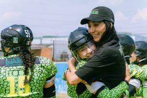 puebla, Mexico 2023 - Mexicaans Dames Amerikaans voetbal spelers vieren zege met knuffel foto