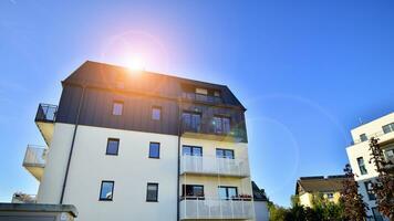 modern appartement gebouw in een woon- gebouw foto