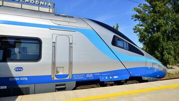 Warschau, Polen. 5 september 2023. pkp intercity Pools trein slapen auto Bij station platform in afwachting vertrek in laat middag. pkp intercity pendolino trein. foto