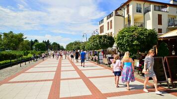 swinoujscie, Polen. 15 augustus 2023. de populair strand promenade Aan de Pools Baltisch zee kust. toeristen wandelen langs de promenade. foto