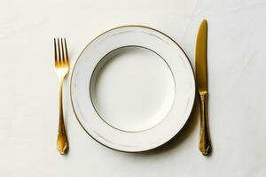 elegant dining - wit bord en gouden bestek Aan wit achtergrond - generatief ai foto