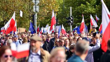 Warschau, Polen. 1 oktober 2023. maart van een miljoen harten. honderden van duizenden maart in anti-regering protest naar tonen ondersteuning voor democratie. de spontaan reactie van mensen. foto