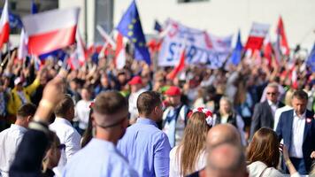 Warschau, Polen. 1 oktober 2023. maart van een miljoen harten. honderden van duizenden maart in anti-regering protest naar tonen ondersteuning voor democratie. de spontaan reactie van mensen. foto