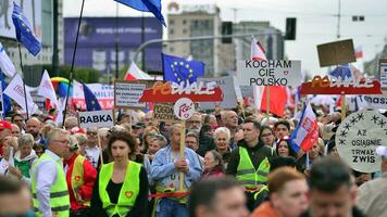 Warschau, Polen. 1 oktober 2023. maart van een miljoen harten. honderden van duizenden maart in anti-regering protest naar tonen ondersteuning voor democratie. de spontaan reactie van mensen. foto