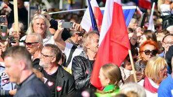 Warschau, Polen. 1 oktober 2023. maart van een miljoen harten. honderden van duizenden maart in anti-regering protest naar tonen ondersteuning voor democratie. de spontaan reactie van mensen. foto