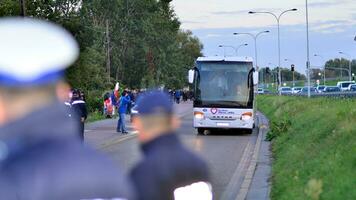 Warschau, Polen. 9 oktober 2023.. verkiezing bus van de burgerlijk coalitie. tuskobus. Donald slagtand arriveert Bij de televisie studio voor een verkiezing debat.. foto