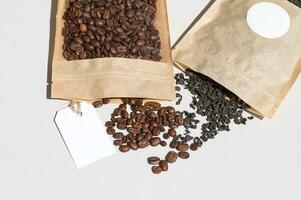 koffie bonen en blad thee zijn Ingepakt in een papier zak voor opslagruimte en een mock-up van een wit label foto