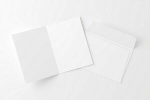 a4 a5 gevouwen uitnodiging kaart met envelop 3d renderen wit blanco mockup foto