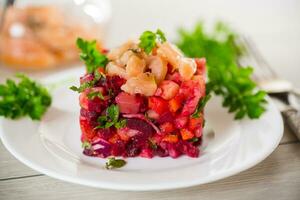 vinaigrette salade van gekookt groenten met gezouten vis in een bord foto