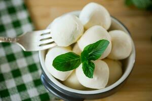 klein ballen van traditioneel Mozzarella in een keramisch kom foto