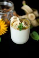 zoet eigengemaakt yoghurt met bananen en honing foto