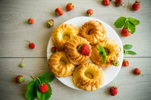 gekookt zoet wrongel cupcakes met vers aardbeien en munt foto