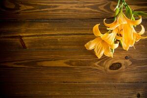 boeket van mooi geel lelies Aan houten tafel foto