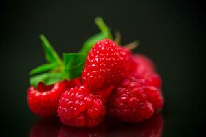 zoet framboos fruit geïsoleerd Aan zwart achtergrond foto