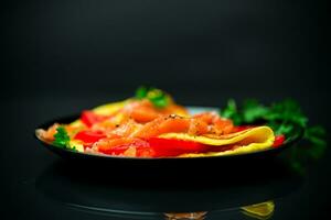 gebakken omelet met tomaten, groenten en stukken van licht gezouten rood vis. foto