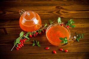 bereid drinken van rijp goji bessen in een glas kop en theepot foto